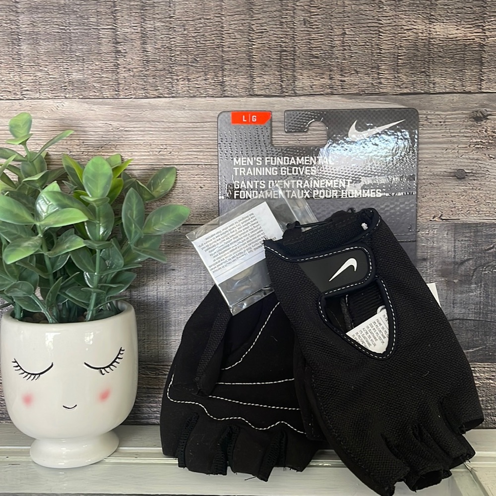 ❤️NEW!!!❤️ Nike Fundamental Training Gloves.
